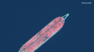 El tanquero que compr&oacute; la ONU para prevenir un derrame petrolero parte hacia el mar Rojo