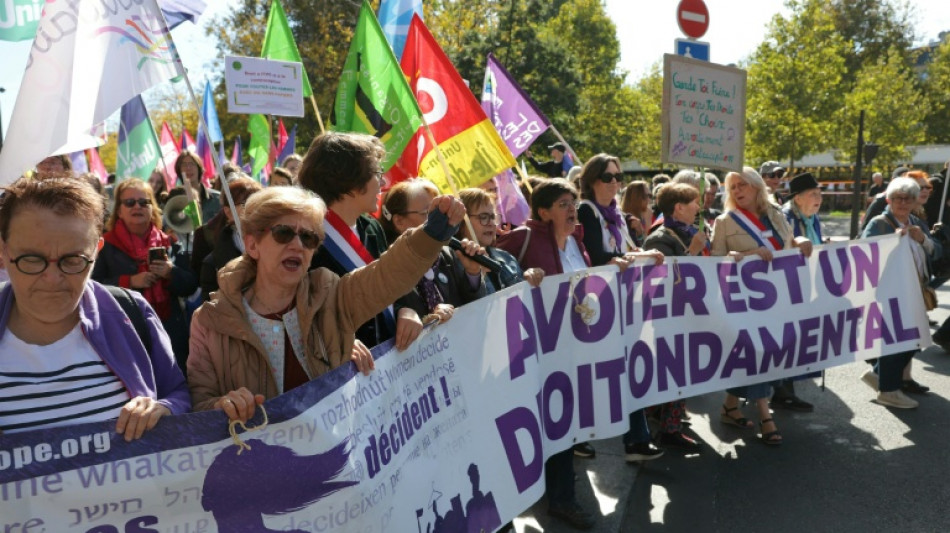 Fran&ccedil;a reabilita mulheres condenadas por abortar antes da descriminaliza&ccedil;&atilde;o