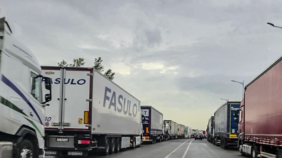 Rimossi nella notte i blocchi stradali dei tir in Campania