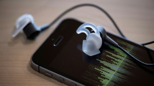Los podcasts creados en masa con IA invaden una industria frágil