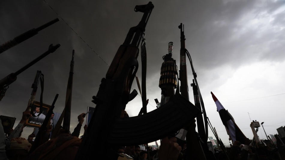 Houthi, 'colpita una petroliera saudita nel Mar Rosso'