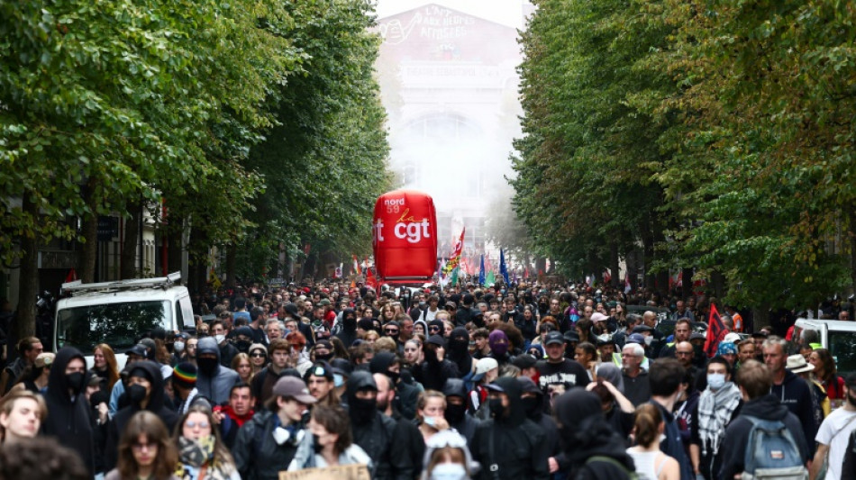 Dernière pression dans la rue des syndicats avant l'annonce d'un budget