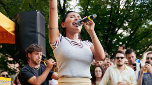 Serena Brancale canta a sorpresa a Milano, piazza gremita per applaudirla