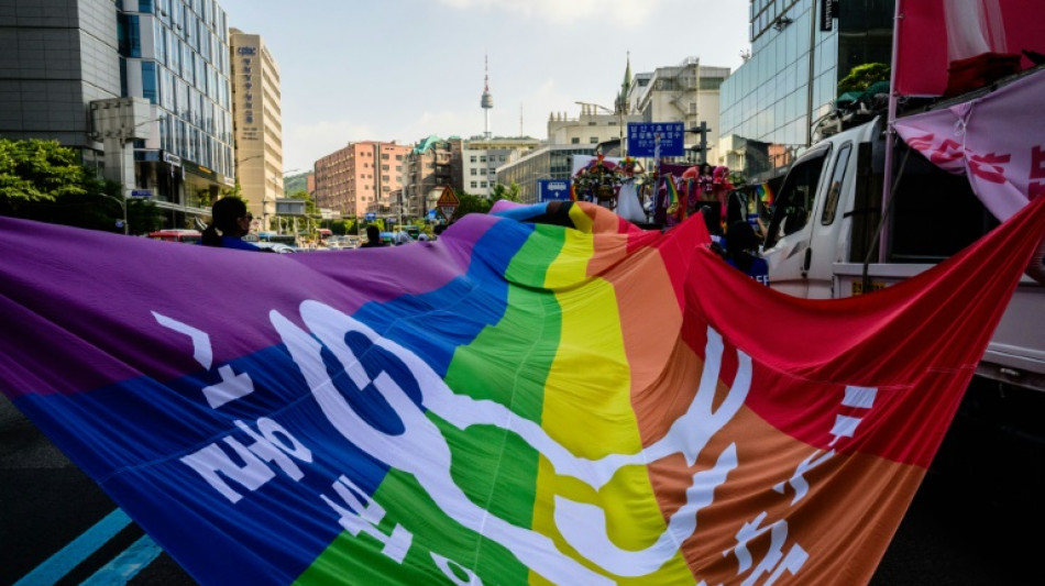 Miles de personas celebran en Se&uacute;l el D&iacute;a del Orgullo LGTBI