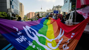 Miles de personas celebran en Se&uacute;l el D&iacute;a del Orgullo LGTBI