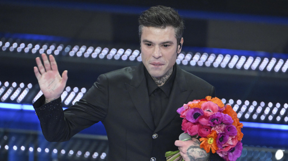 Fedez pap&agrave; per la terza volta, posta su Ig una foto della compagna con il pancino