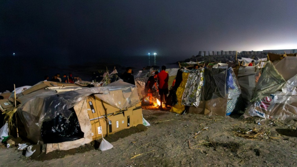 La polic&iacute;a espa&ntilde;ola empieza el traslado de migrantes a carpas en el puerto de Ceuta