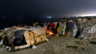 La polic&iacute;a espa&ntilde;ola empieza el traslado de migrantes a carpas en el puerto de Ceuta