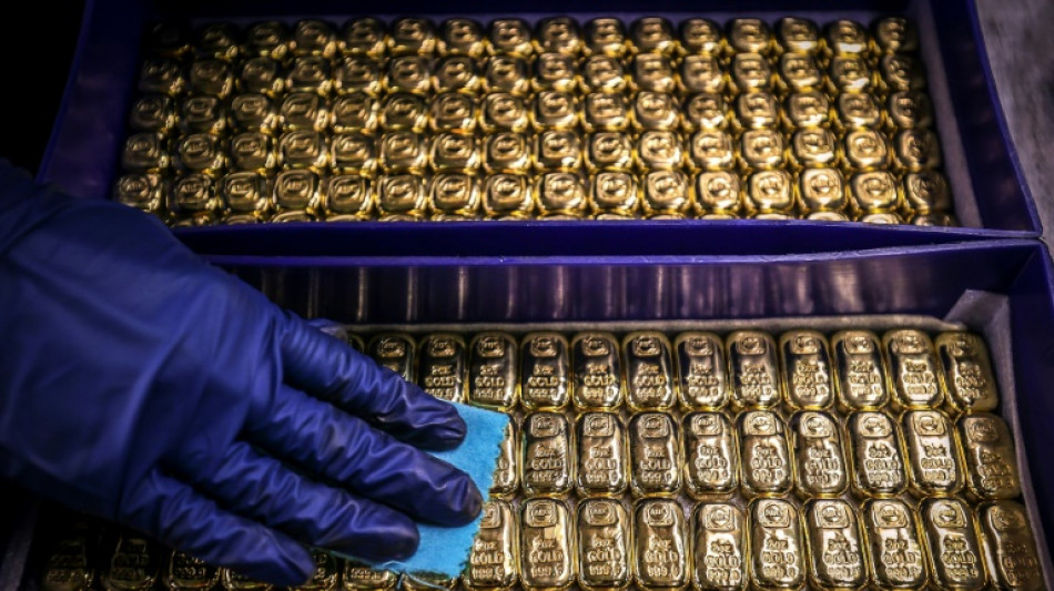 El oro alcanza un r&eacute;cord arriba de 2.100 d&oacute;lares ante la expectativa de recortes de las tasas