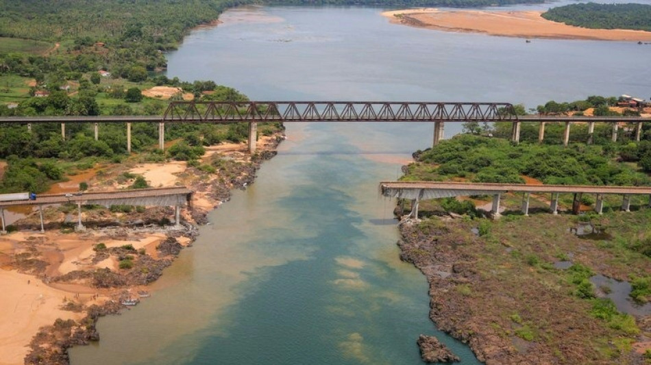 Toneladas de &aacute;cido complican la b&uacute;squeda de desaparecidos tras el derrumbe de un puente en Brasil