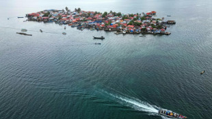 "La vida sigue": ind&iacute;genas inician &eacute;xodo de isla paname&ntilde;a que devorar&aacute; el mar