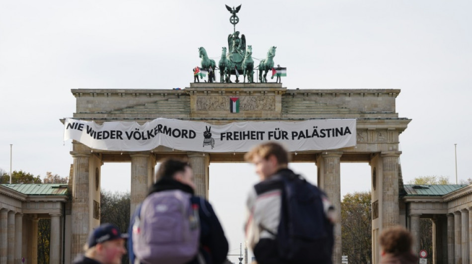 Des militants propalestiniens se hissent sur la Porte de Brandebourg &agrave; Berlin
