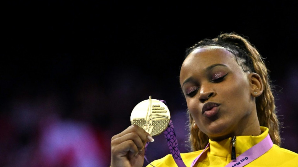 Rebeca Andrade supera Simone Biles e &eacute; campe&atilde; mundial do salto