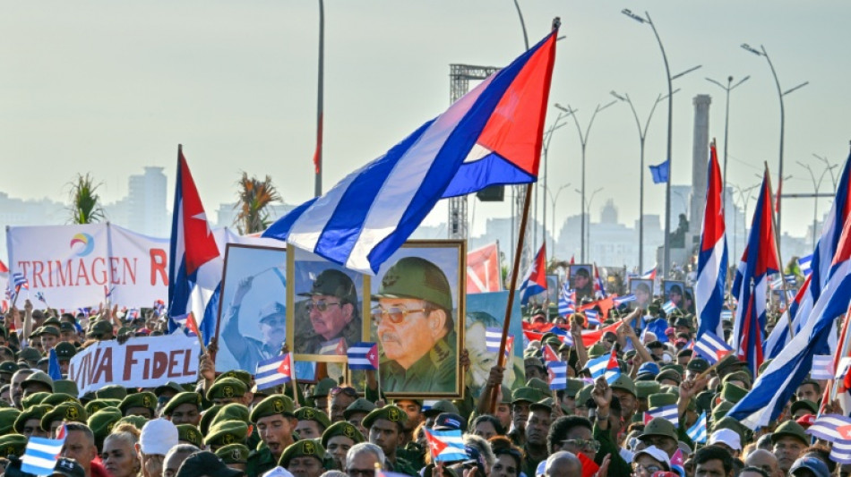 Manifestaci&oacute;n frente a la Embajada de EEUU en Cuba en apoyo a Ra&uacute;l Castro
