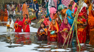 Miles de indios se ba&ntilde;an en las contaminadas aguas sagradas del r&iacute;o Yamuna