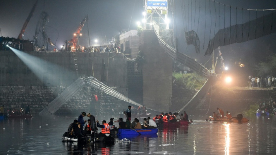 Un pont suspendu s'effondre en Inde : le bilan s'alourdit &agrave; 120 morts