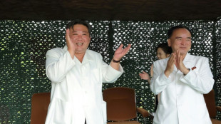 El l&iacute;der norcoreano es fotografiado con un m&oacute;vil plegable durante el lanzamiento de un misil