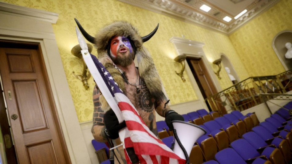 El "cham&aacute;n QAnon", &iacute;cono de invasi&oacute;n del Capitolio, se postula al Congreso de EEUU