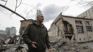 Kiev, 'edificio residenziale colpito, si scava sotto le macerie'