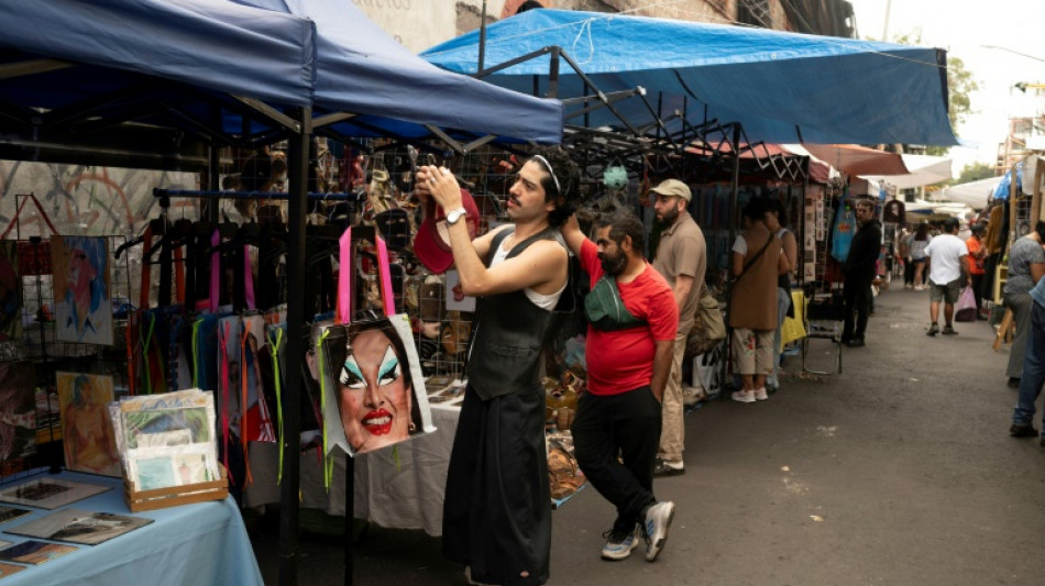 Moda electoral: dise&ntilde;ador recicla basura que dej&oacute; la campa&ntilde;a mexicana