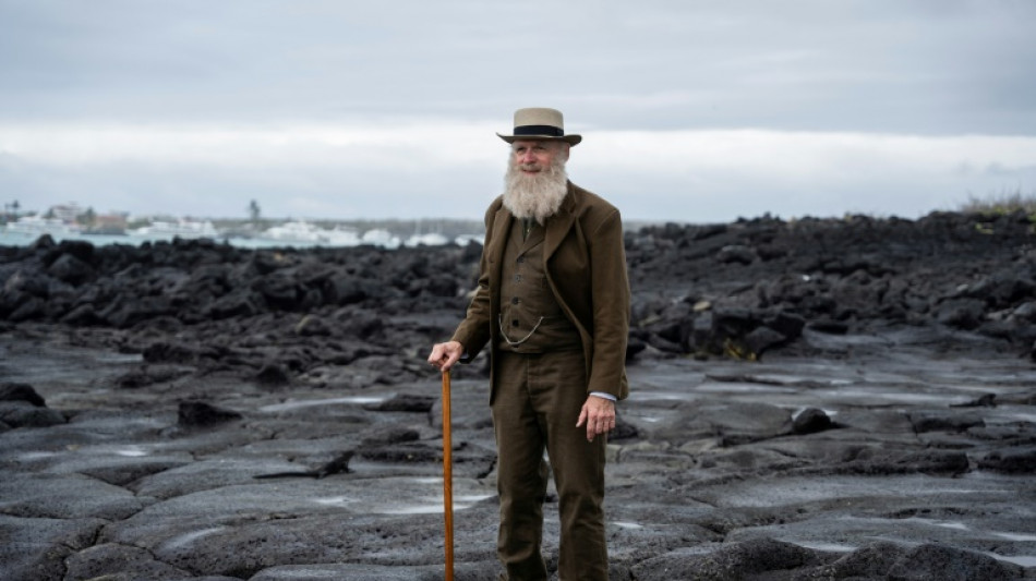 La encarnaci&oacute;n de Charles Darwin sigue sus pasos y visita Gal&aacute;pagos 