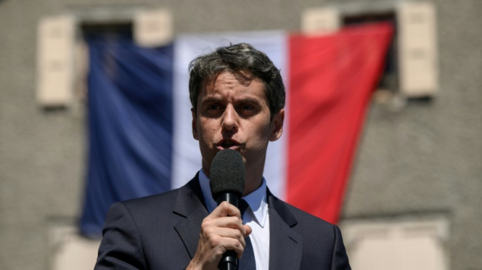 Un ex primer ministro de Macron se declara candidato a la presidencial en Francia