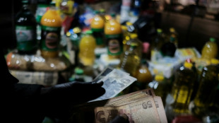 En Zimbabue hacen compras nocturnas en la calle para huir de la hiperinflaci&oacute;n
