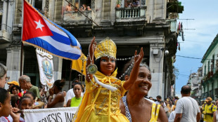 Cubanos buscam apoio em santos e orix&aacute;s para enfrentar crise