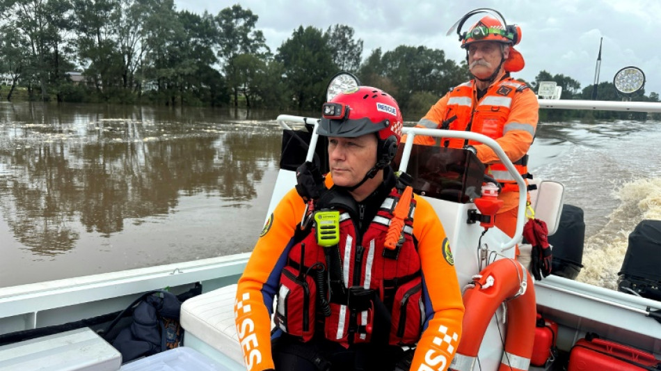 Schwere Überschwemmungen in Australien: Menschen sitzen auf Hausdächern fest