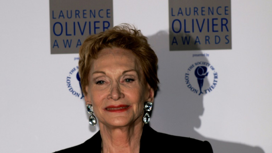 Las actrices Judi Dench y Si&acirc;n Phillips, primeras mujeres admitidas en un club de Londres reservado a hombres