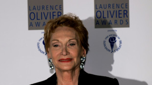 Las actrices Judi Dench y Si&acirc;n Phillips, primeras mujeres admitidas en un club de Londres reservado a hombres