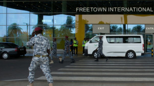 Llega a Sierra Leona un primer avi&oacute;n con migrantes expulsados de EEUU