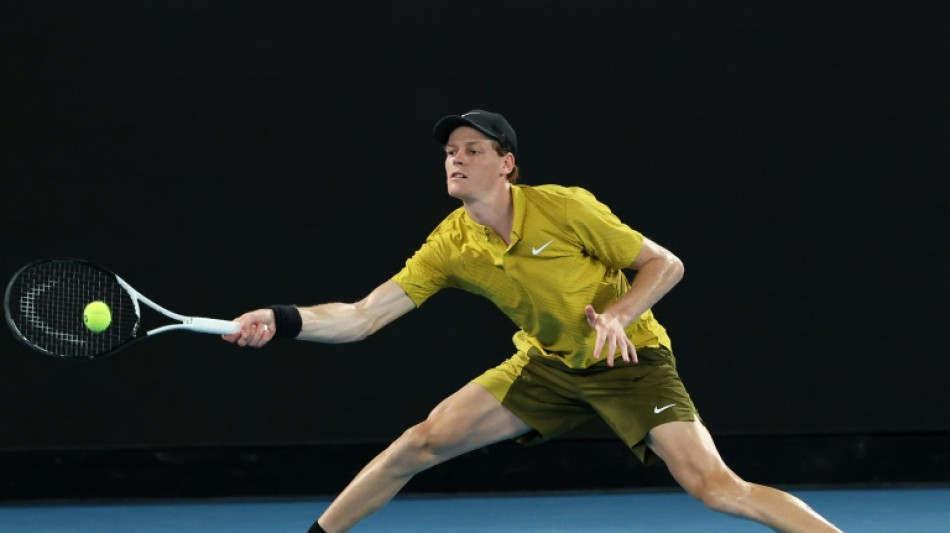 Sinner sobrevive al calor en Melbourne, Osaka tira la toalla por lesi&oacute;n