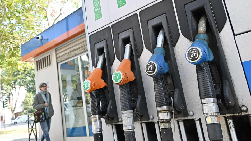 Prezzo gasolio in lieve rialzo a 2,259 euro, in autostrada a 2,294