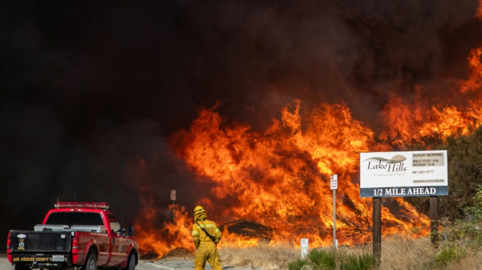 Bomberos avanzan en contenci&oacute;n de nuevo incendio al norte de Los &Aacute;ngeles