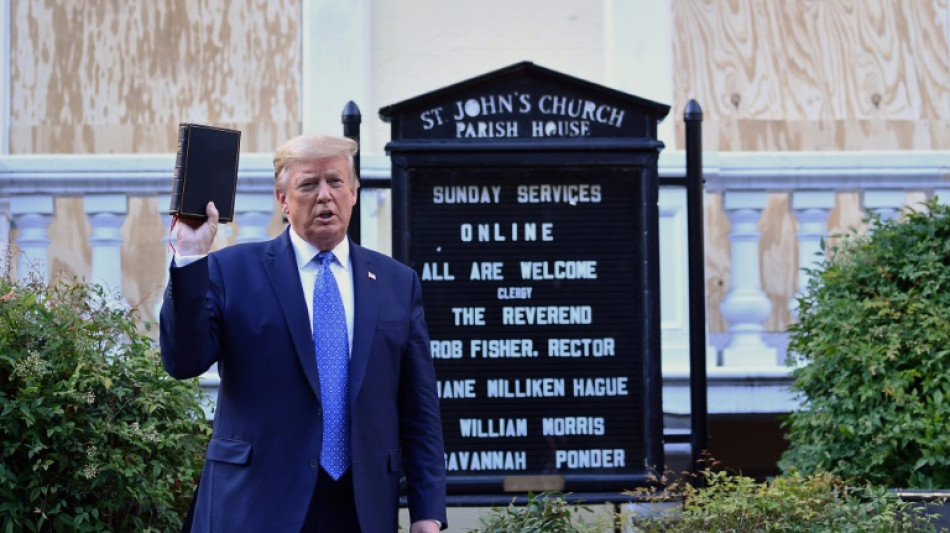 Biden vai &agrave; missa enquanto Trump vende b&iacute;blias e se compara a Jesus na P&aacute;scoa