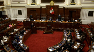 Piden una sanción para la congresista de Perú a quien cortaban las uñas en el Parlamento