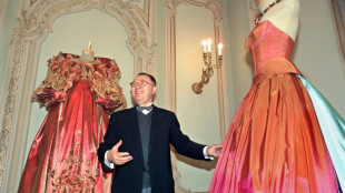 El dise&ntilde;ador ruso Slava Zaitsev, apodado el "Dior rojo", muri&oacute; a los 85 a&ntilde;os