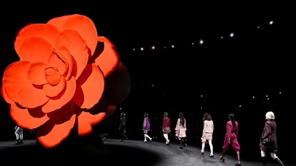 Profusi&oacute;n de camelias para la mujer en el desfile de Chanel en Par&iacute;s